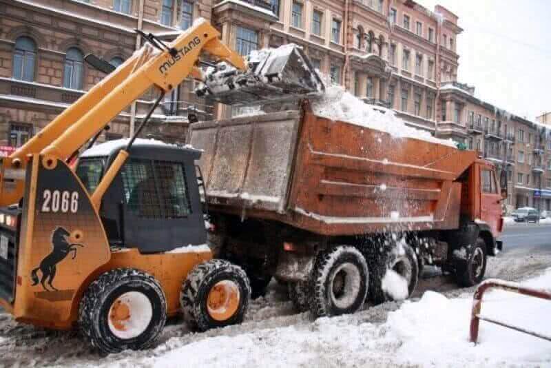 Коммунальщики Санкт-Петербурга успешно справляются с последствиями снегопадов