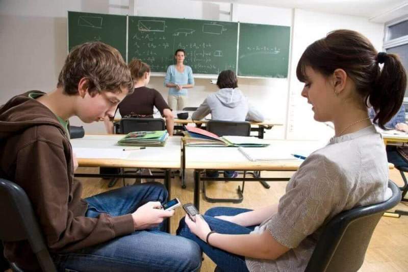 Россияне поддержали идею отбирать у школьников смартфоны 
