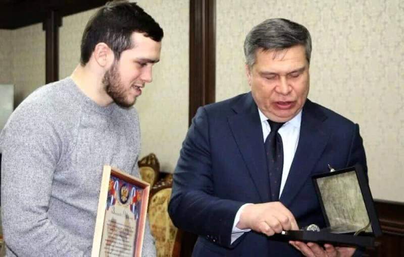 Руководитель Кизлярского коньячного завода встретился с сильнейшим в мире тайбоксером Магомедом Зайнуковым