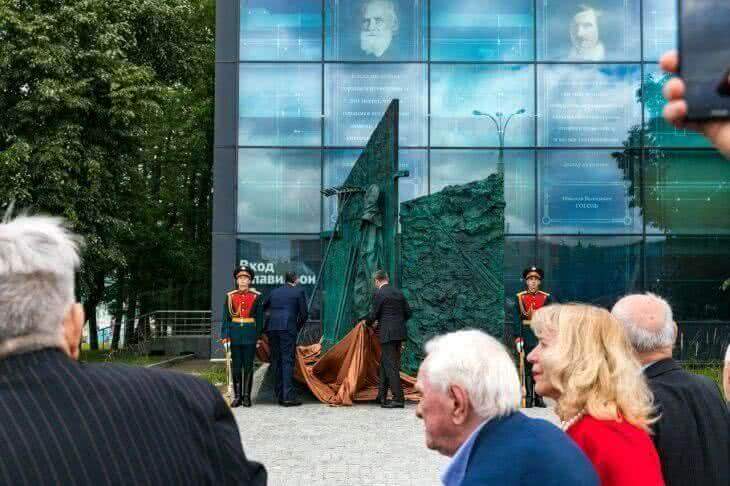 В Москве в честь погибших на войне сотрудников ВДНХ установили монумент