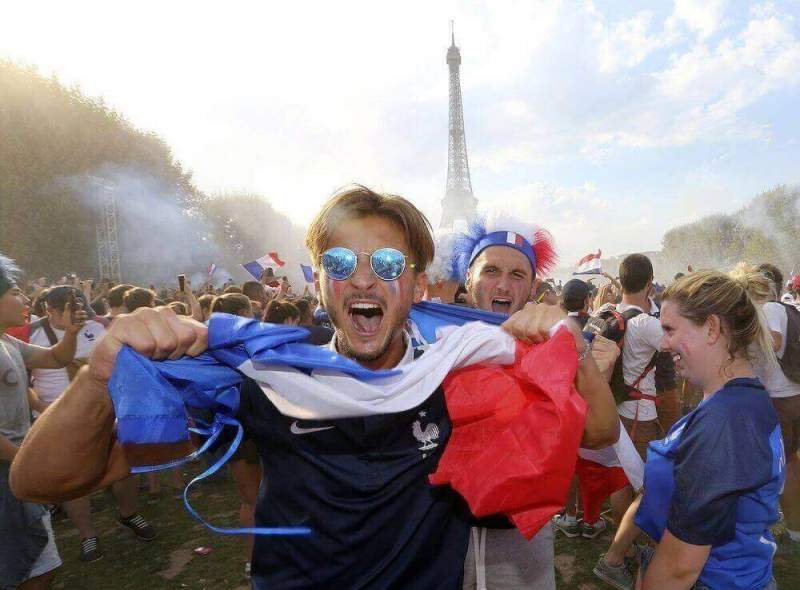 Во Франции «опасно» празднуют победу