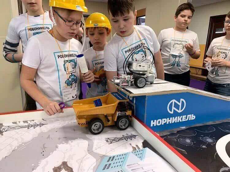 Более 200 ребят приняли участие в соревнованиях по робототехнике «РобоНикель 2019» в Норильске