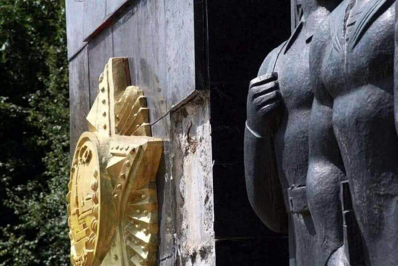 С третьей попытки: во Львове снесли очередной памятник советским воинам
