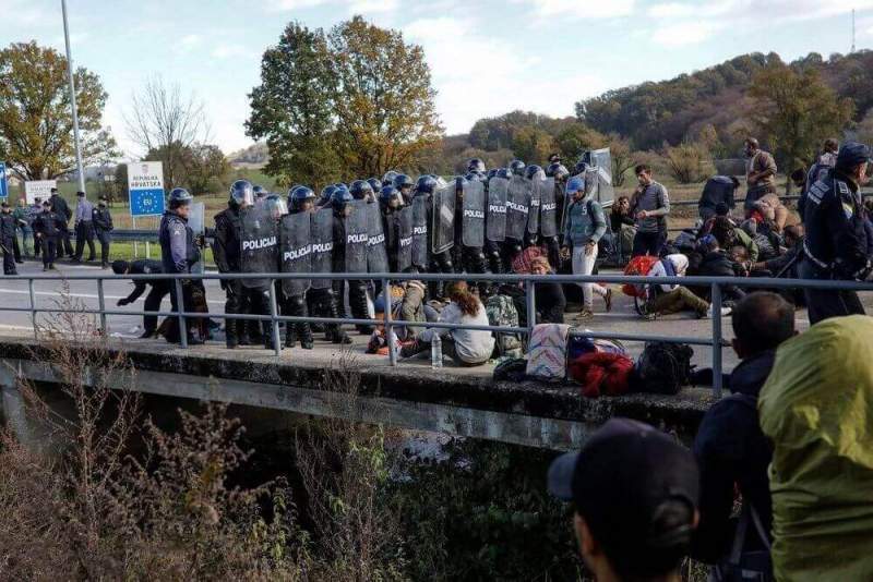 Прорыв в Европу: десятки тысяч вооруженных мигрантов стоят на границе ЕС