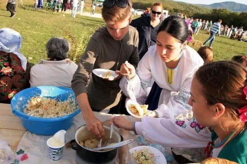 Более 4 000 человек посетило ежегодный праздник народной еды «Веселые шкварки»