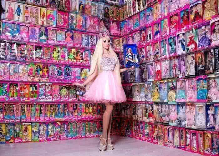 Более 10 миллионов рублей россиянка потратила на кукол Барби