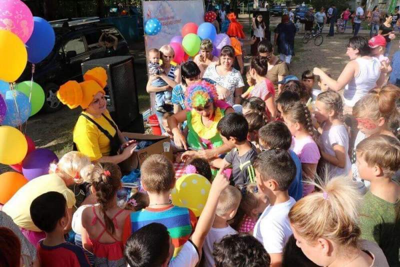 Почти 100 детей осчастливили одной детской площадкой в Хабаровске