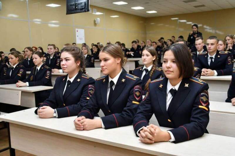 Урок мужества провели для курсантов ДВЮИ МВД России приглашенные ветераны - участники миротворческих миссий