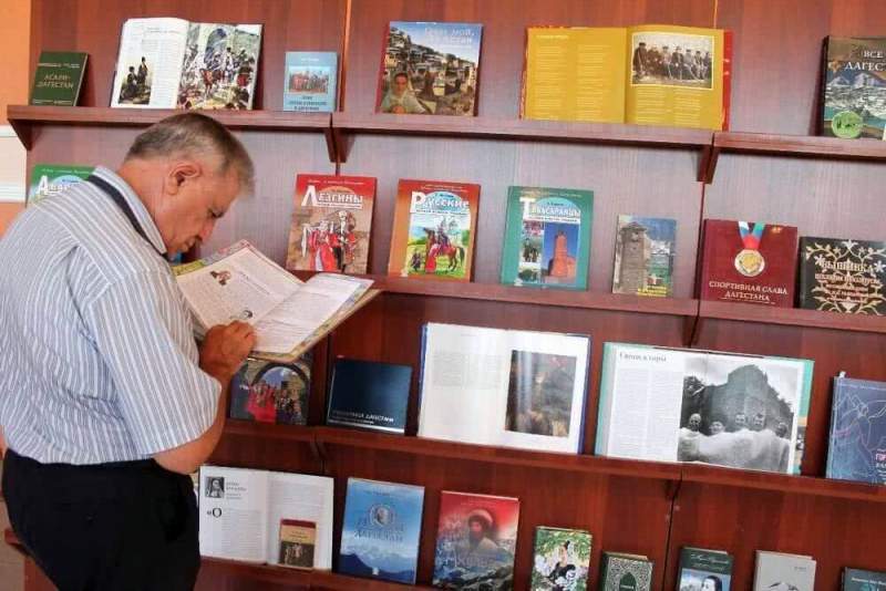 Подготовленная библиотекарями Хасавюрта книжная выставка вошла в программу международного фольклорного фестиваля