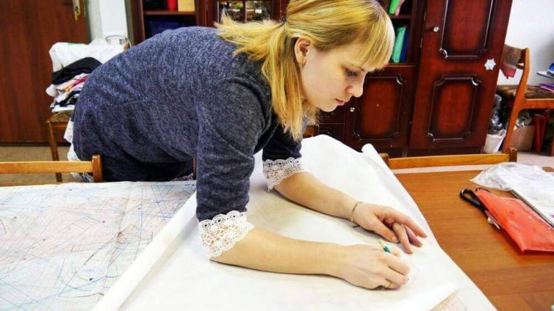 В Вологодской области профессиональные портные учат многодетных мам основам кройки и шитья 