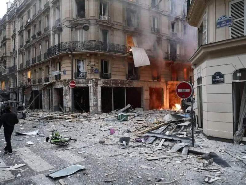 Мощный взрыв в центре Парижа: что известно?