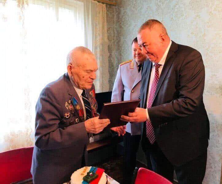 Руководители столичной полиции поздравили ветерана Великой Отечественной войны с наступающим праздником