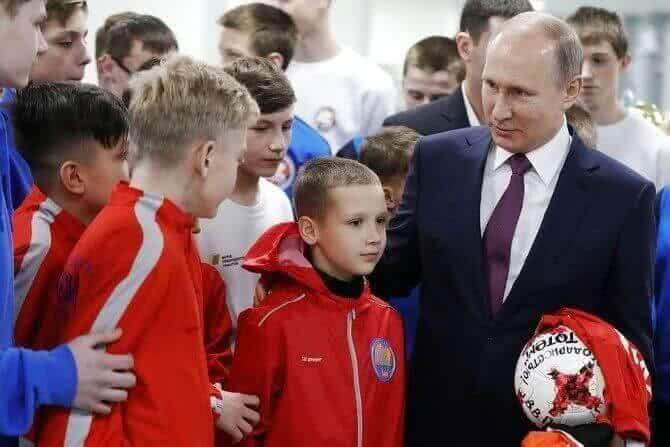 Владимир Путин поздравил россиян с Днем физкультурника