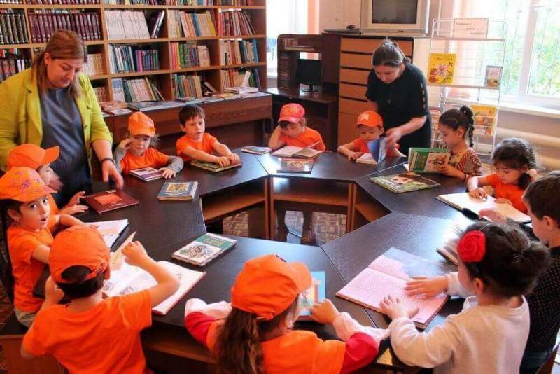 Самые юные горожане поздравили читателей библиотеки Хасавюрта