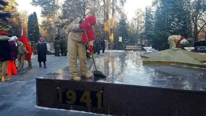 Мемориально-патронатная акция на братской могиле Кунцевского кладбища г. Москвы