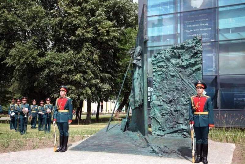 В Москве в честь погибших на войне сотрудников ВДНХ установили монумент