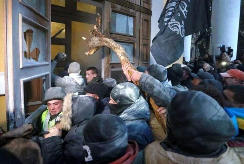Сторонники Саакашвили устроили бойню в Октябрьском дворце 
