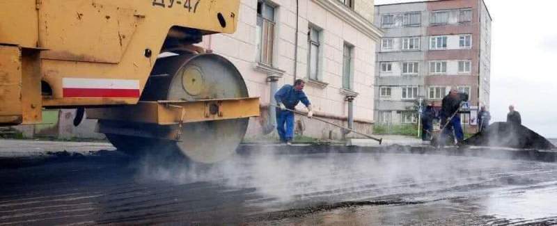 В Крыму рабочего уволили за закладку асфальта в лужу