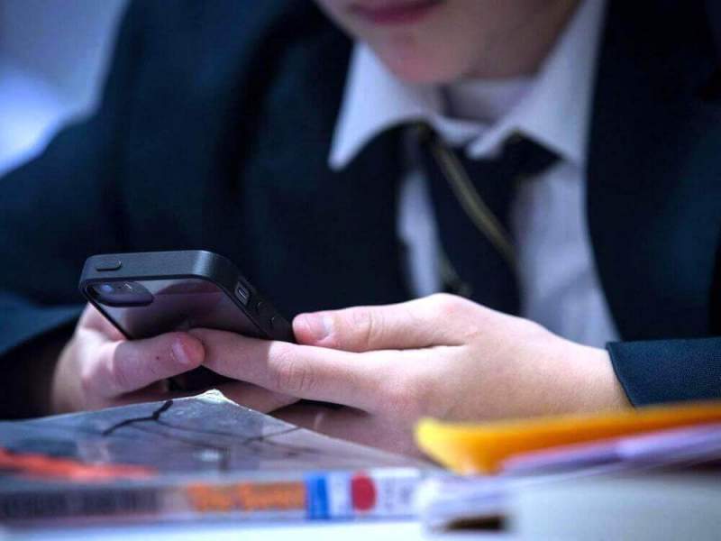 Россияне поддержали идею отбирать у школьников смартфоны 