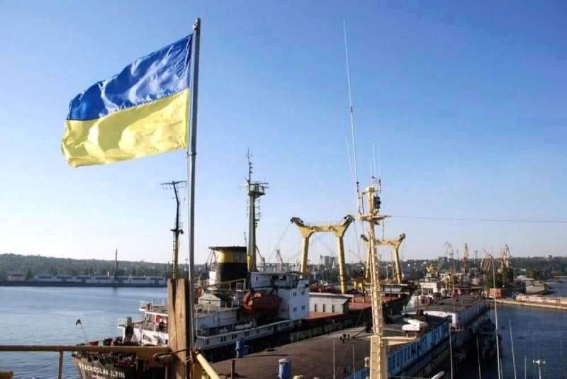 Киев обиделся и задержал корабль с украинцами 