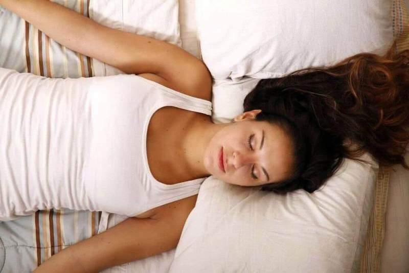 Ученые: женщинам вредно долго спать