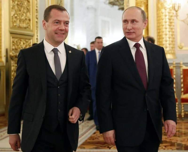Песков прокомментировал одновременный вылет из страны Путина и Медведева 