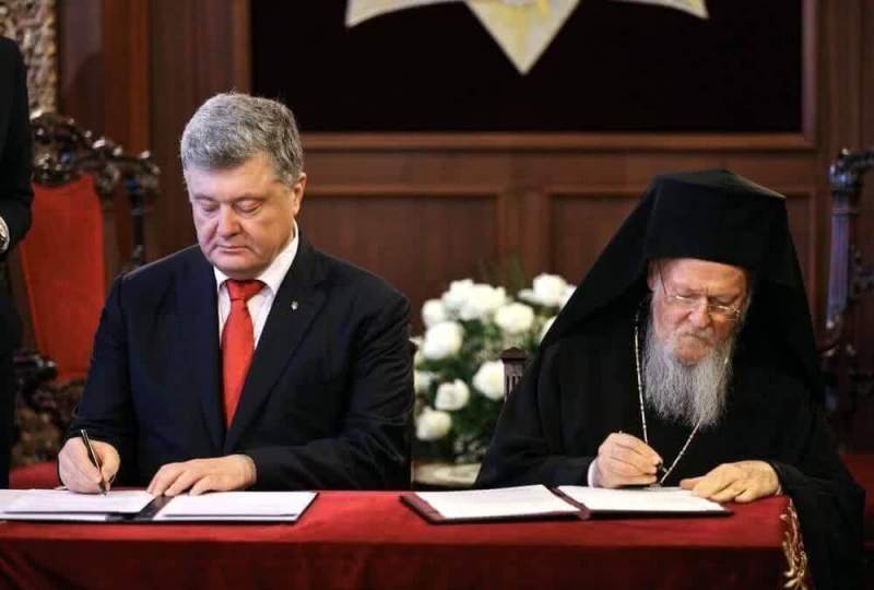 В РПЦ прокомментировали соглашение о сотрудничестве Варфоломея и Порошенко